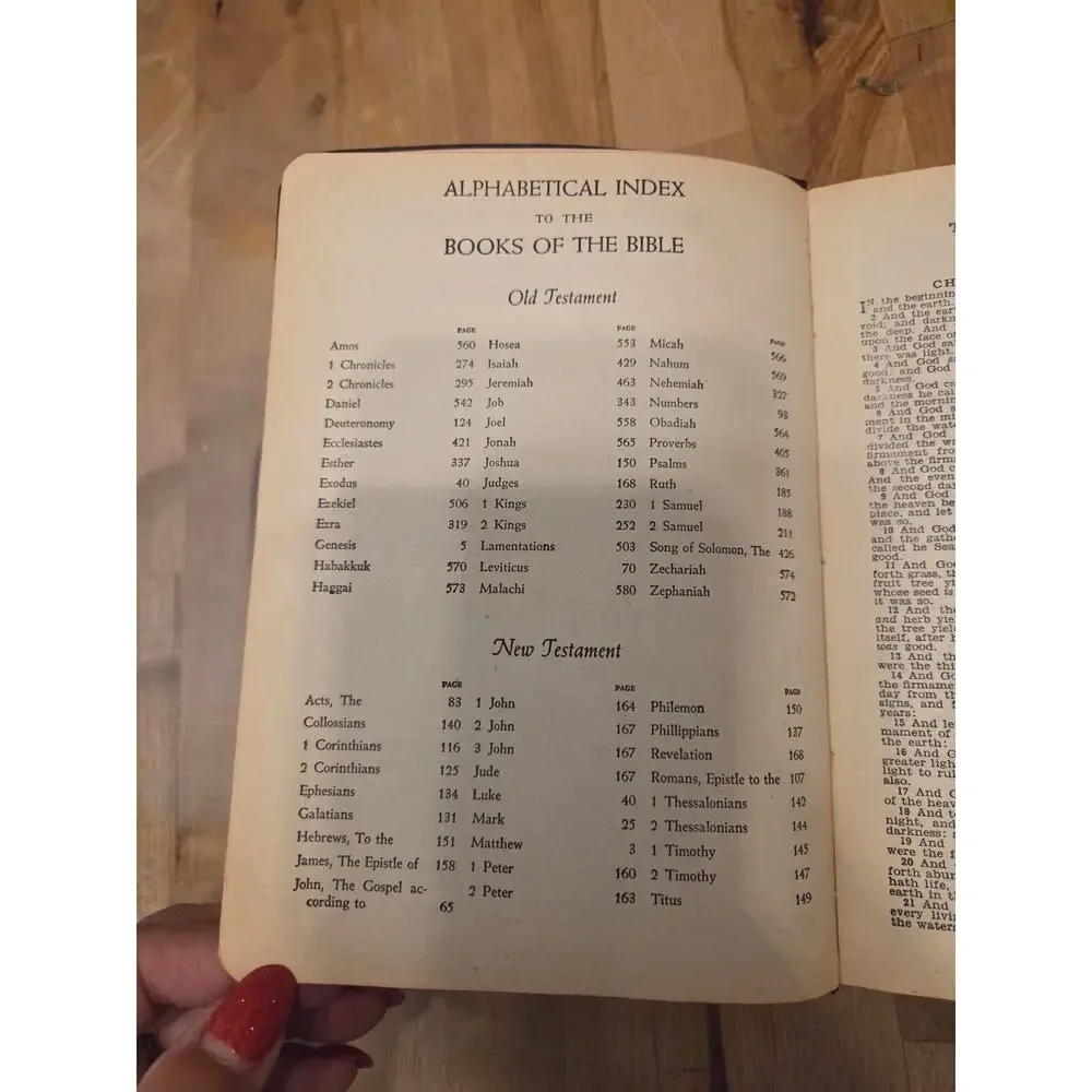 Vintage 1930s KJV World Publishing Holy Bible. Black pebble leather, great shape